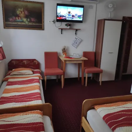 Herkules Panzio بيت ضيافة 3*